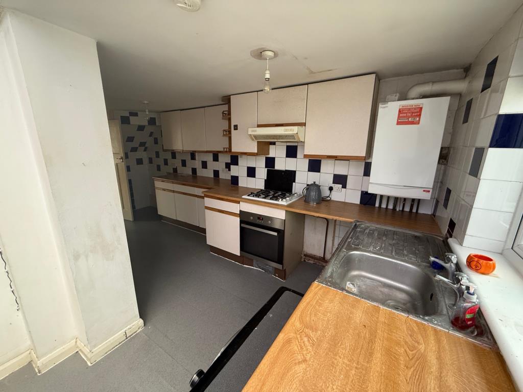 Lot: 166 - MID-TERRACE HOUSE FOR IMPROVEMENT - Kitchen area